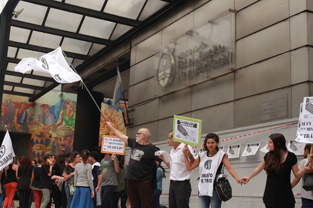 Triaca le inició causas a los delegados de gremiales de su cartera