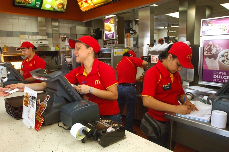 Van a la justicia para frenar el convenio que habilita a McDonalds a emplear por debajo del mínimo