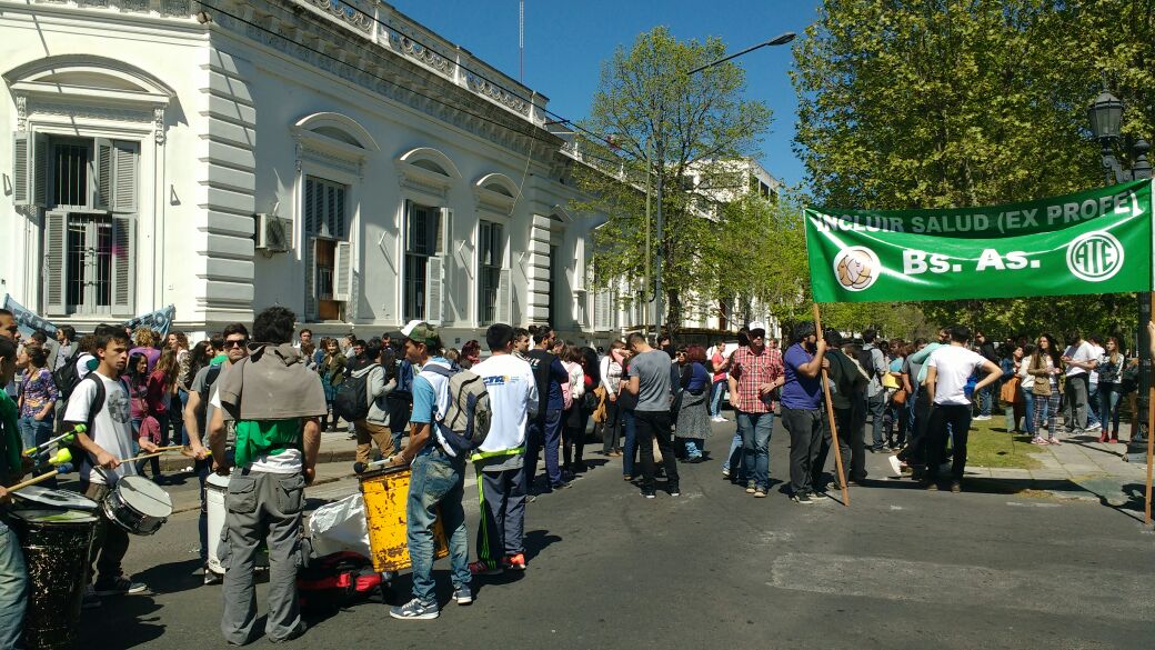 Vidal contra la Salud: reclamo en el Ministerio bonaerense