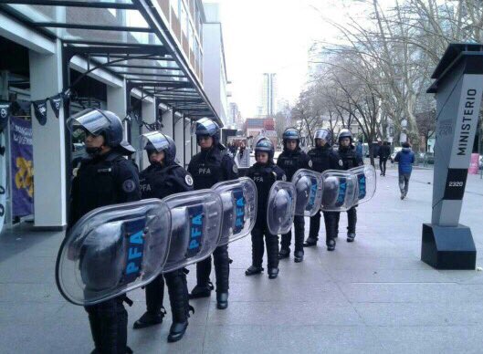 La policía ingresó al Ministerio de Ciencia durante la protesta de los científicos