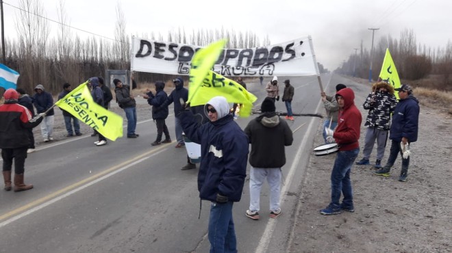 Por la parálisis de la obra pública, desocupados de la Uocra cortaron rutas en Río Negro