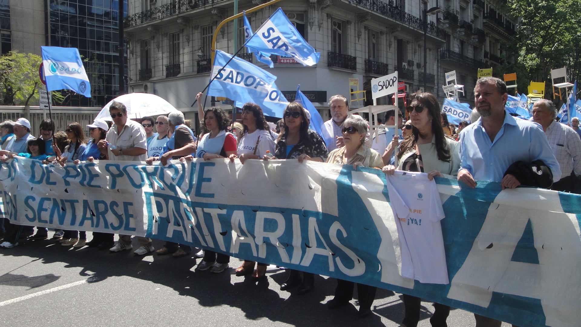 Los docentes privados reclaman que el Gobierno no les rebaje el salario