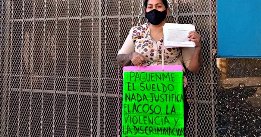 Sindicalista gastronómica de Rosario se encadenó a la sede de Uthgra porque la dejaron sin salario ni obra social
