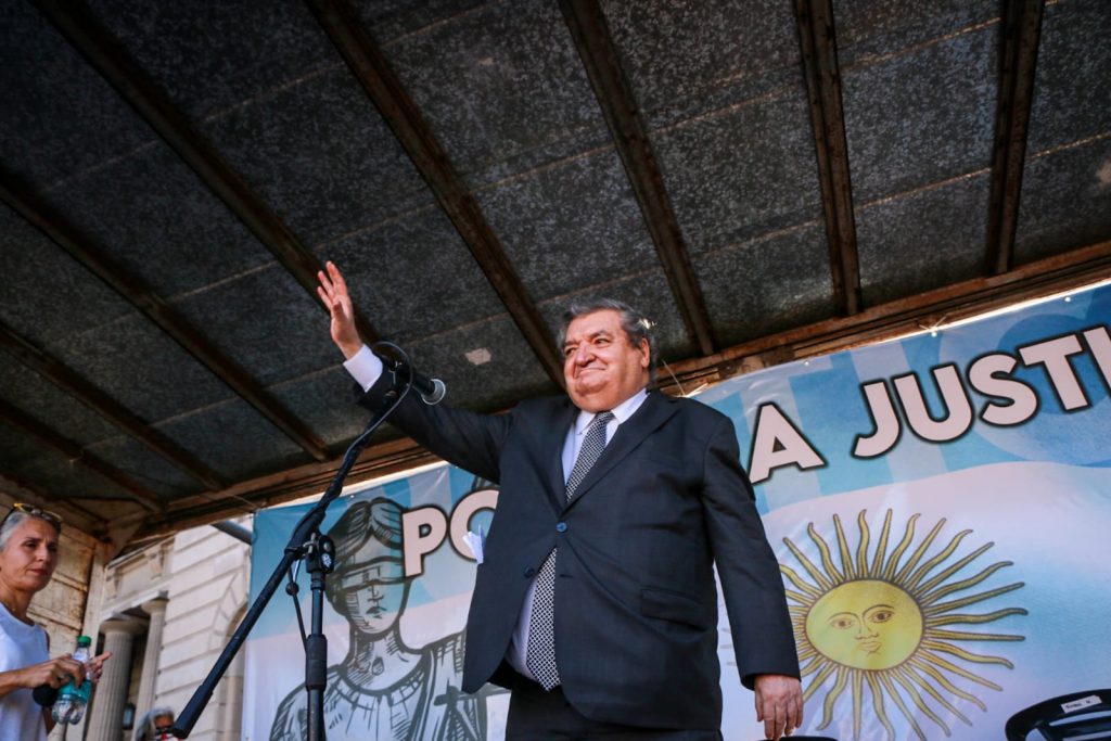 Juan Ramos Padilla fue el único orador del acto principal frente al Palacio de Tribunales