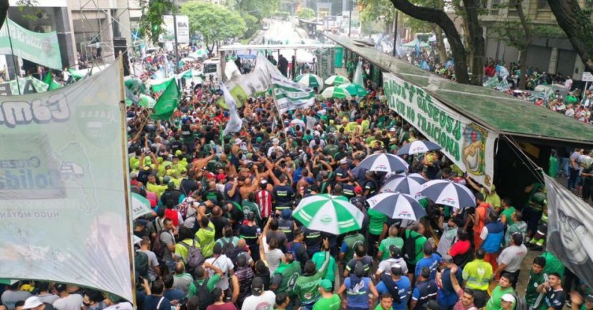 Camioneros marcha este jueves en San Justo para denunciar que una empresa de transporte cambió de convenio a 64 trabajadores con «una maniobra fraudulenta»