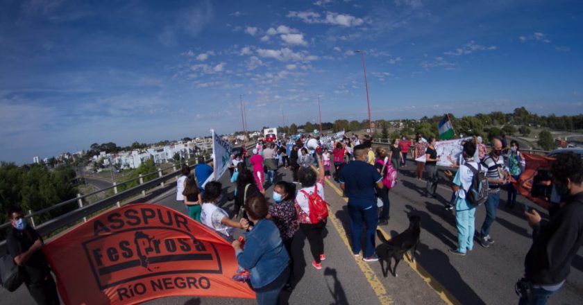 Profesionales de la Salud también se suman al paro del miércoles 30 con reclamos propios por la precarización laboral, contra los despidos en el Posadas y por salarios dignos