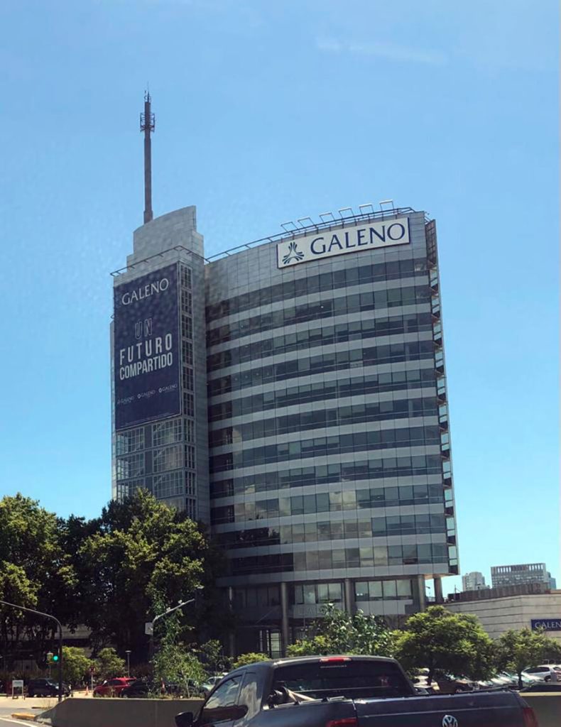 Galeno modificó las condiciones laborales y dictaminó despidos discriminatorios y abre un fuerte conflicto con su personal