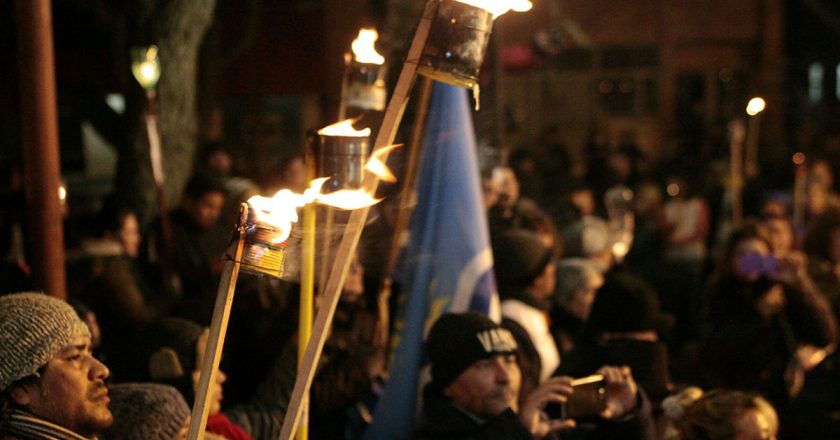 Jujuy: Masiva marcha de antorchas dio continuidad al unánime reclamo docente: «Arriba los salarios y abajo la reforma»