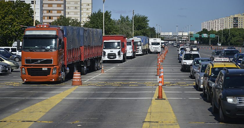 Más de 40 empresarios del transporte se oponen a la eliminación de los controles para camioneros y acusaron a Sturzenegger de atentar contra la seguridad vial