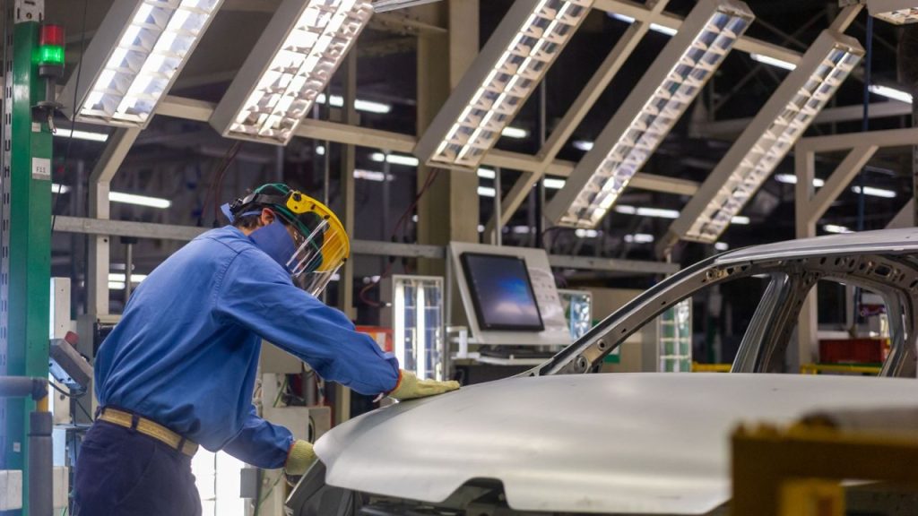 Grave derrumbe de la industria automotriz que tuvo una baja de producción del 26.8% en junio