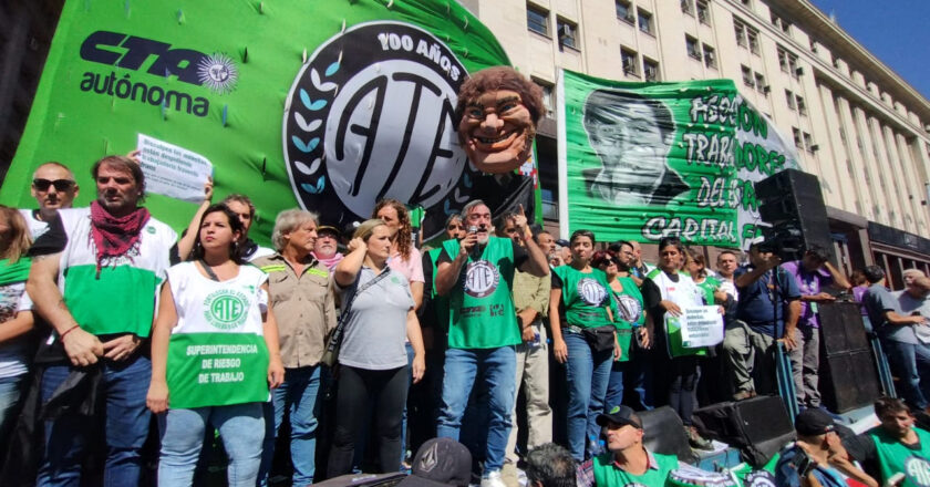 ATE protesta y acampa frente al Congreso contra la Ley Bases y el ajuste: “Si la Ley Bases se aprueba, va a destruir todo el Estado”