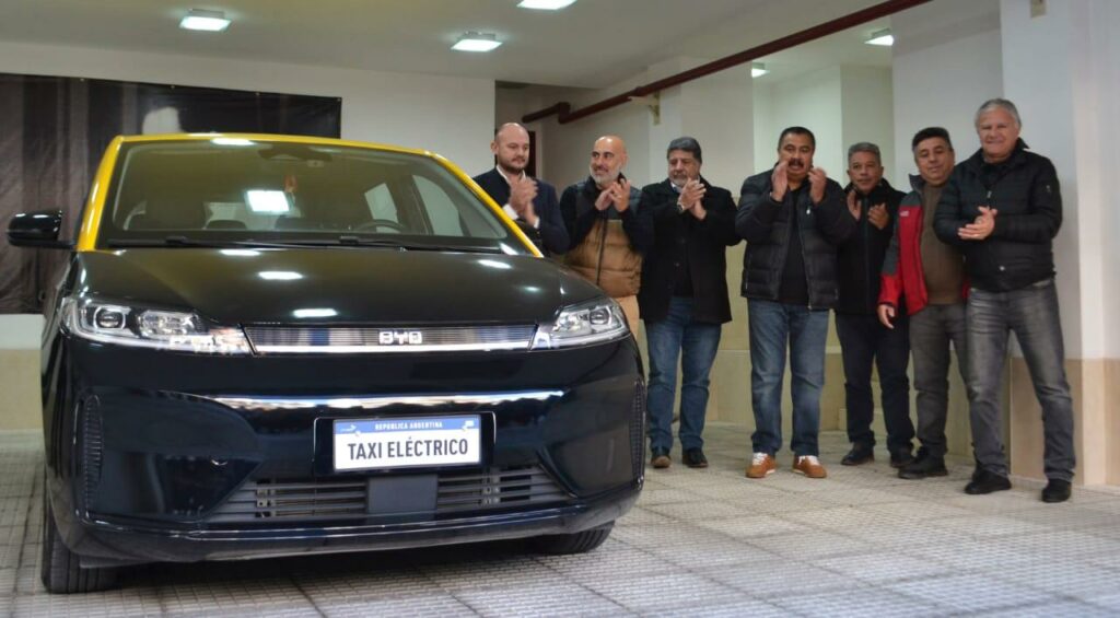 La Federación de Conductores presentó el primer auto eléctrico para taxi en la Ciudad de Buenos Aires: "Podría ser un gran impulso"