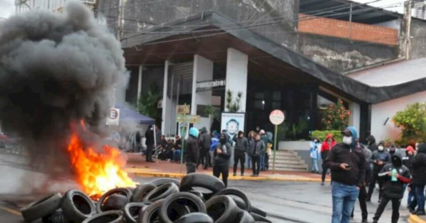 Arde Misiones: Convergen protestas de la policía que negó un «acuertelamiento» y pide aumento mayor al 100% mientras docentes cortaron la ruta e irrumpieron en la Legislatura