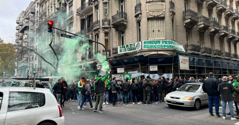 Vigilia en la calle y marcha de los trabajadores del Inadi, a la espera de una mesa de negociación