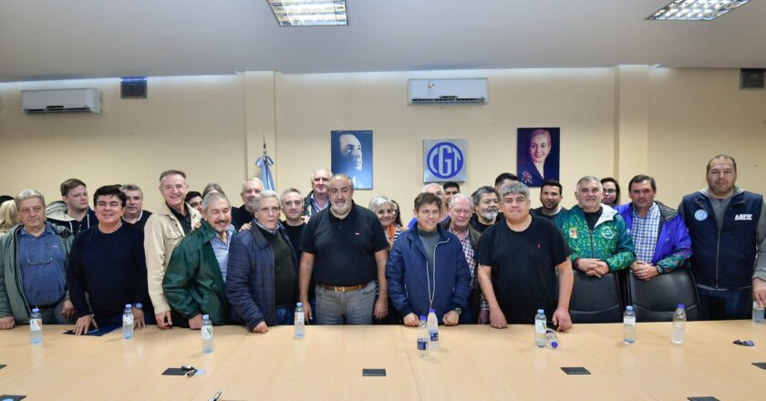 Kicillof movilizó el 1° de mayo y fue recibido en Azopardo por la cúpula de la CGT