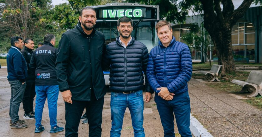 Iveco presentó en Córdoba el primer colectivo a GNC fabricado en Argentina junto a Aoita y Smata que destacaron la importancia para la producción de la provincia