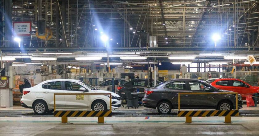 Fiat y Peugeot también paralizan sus plantas por falta de insumos en medio de la caída de las ventas