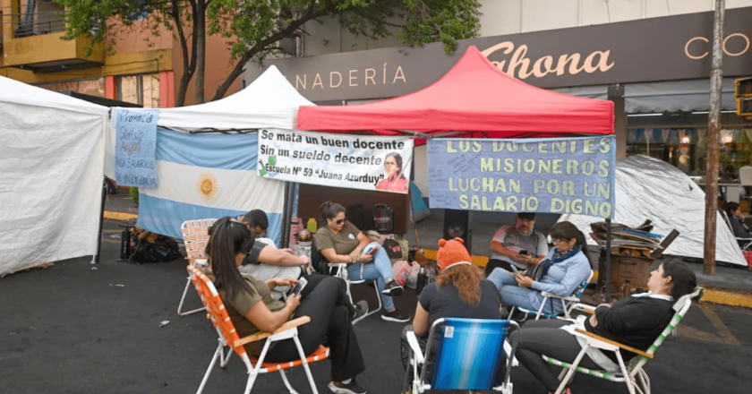 Reprimieron a docentes misioneros luego de que marcharan a la Legislatura y a la casa del gobernador