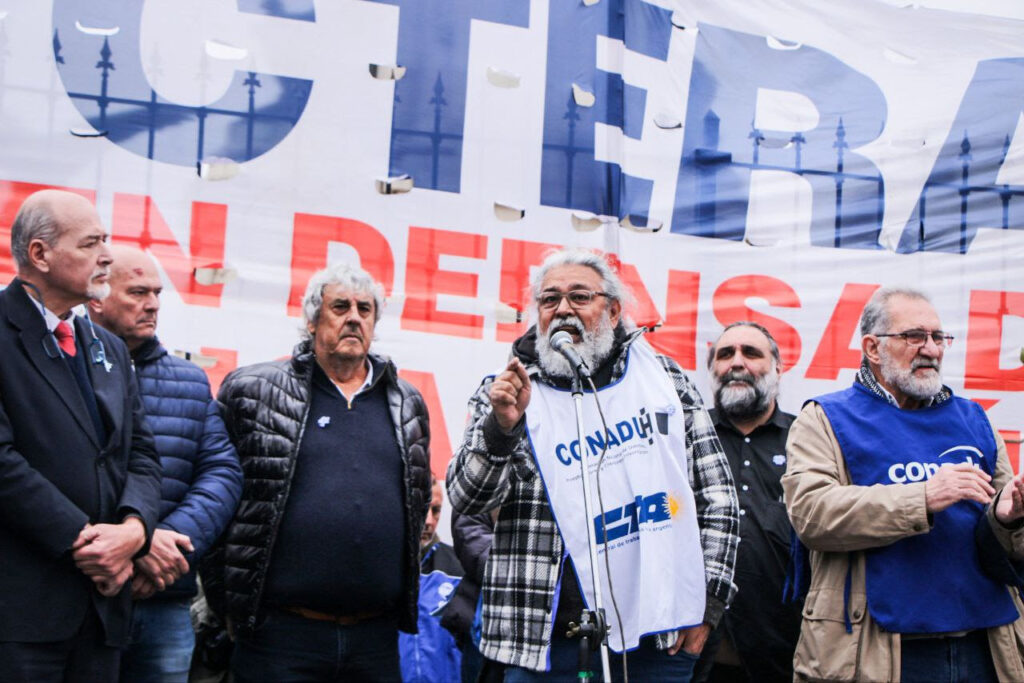 Los docentes abrazaron el Congreso: "Nos preguntamos cuando van a hablar de la que se llevan los ricos, en lugar de cuestionar lo que tienen los pobres"