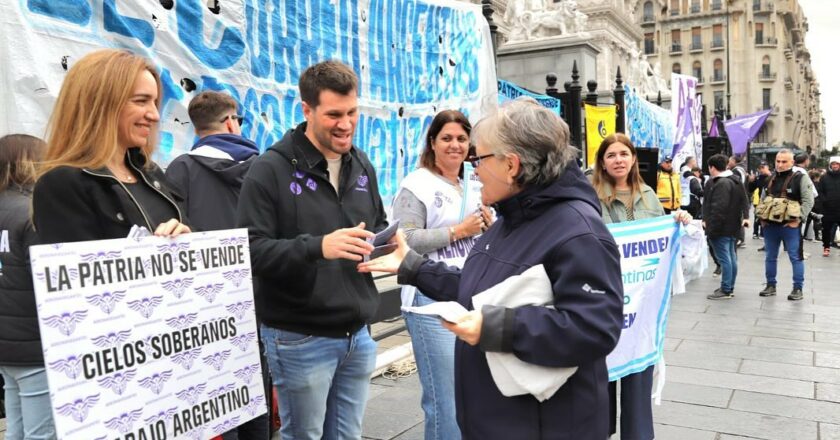 Gremios estuvieron frente al Congreso juntando miles de firmas contra la privatización de empresas públicas