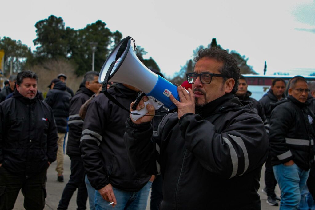 El Sindicato del Neumático le llevó a Madanes Quintanilla una protesta por la reincorporación de los 97 despedidos hasta las puertas de Aluar