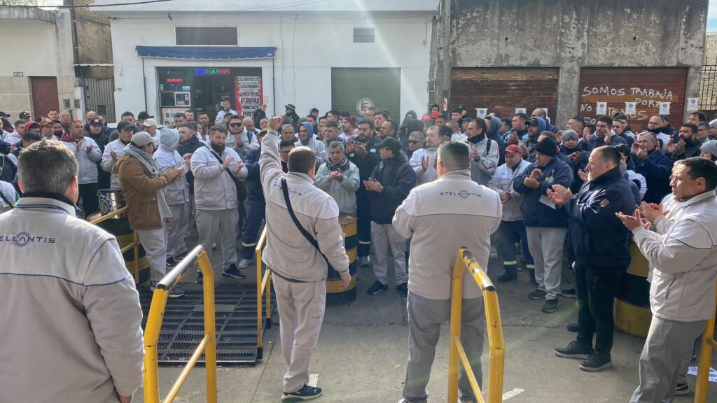 Militantes de la UOM 3 de Febrero movilizaron a Trabajo y a la sede nacional del gremio para pedir que se normalice la seccional y se repongan a los delegados de la planta de Peugeot