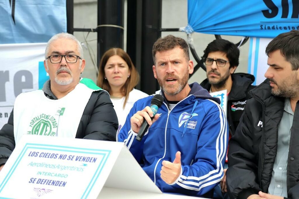 Gremios estuvieron frente al Congreso juntando miles de firmas contra la privatización de empresas públicas