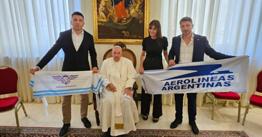 El Papa se fotografió con Aeronavegantes y la bandera de Aerolíneas Argentinas en medio del tratamiento de la Ley Bases