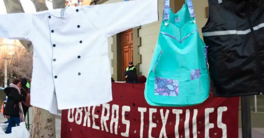 Maquinazo: Obreras textiles llevaron las máquinas de coser a la casa de Gobierno de Neuquén para reclamarle a Figueroa que cumpla con los acuerdos de compra de su producción
