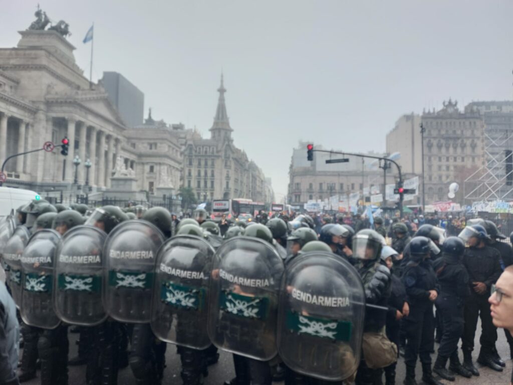 #LeyBases Gremios de las tres centrales, movimientos sociales, partidos de izquierda, organismos de derechos humanos movilizaron a la Plaza Congreso y fueron reprimidos