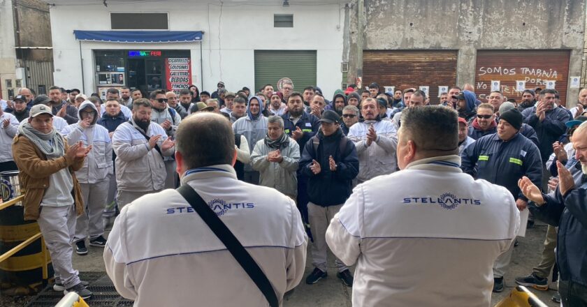 Militantes de la UOM 3 de Febrero movilizaron a Trabajo y a la sede nacional del gremio para pedir la normalización de la seccional y que se repongan a los delegados de la planta de Peugeot