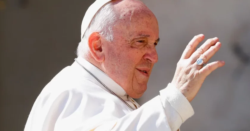 Una comitiva sindical apuesta a una foto de alto impacto con el Papa para tallar desde El Vaticano en la política local