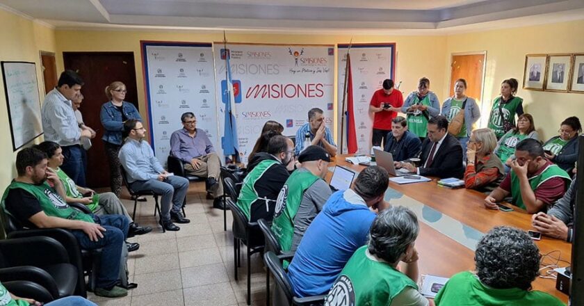 Misiones: los trabajadores de salud aceptaron el aumento salarial ofrecido por el gobierno y levantaron el acampe frente al Ministerio