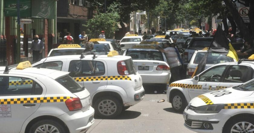 Los taxistas paran y movilizan en Tucumán para rechazar el funcionamiento de las aplicaciones en la provincia: «Trabajan ilegalmente»