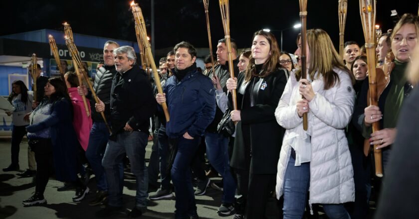 Kicillof mantiene su cercanía con los movimientos sociales y participará de una «Marcha de antorchas» con el Evita en Moreno en medio del ahogo presupuestario