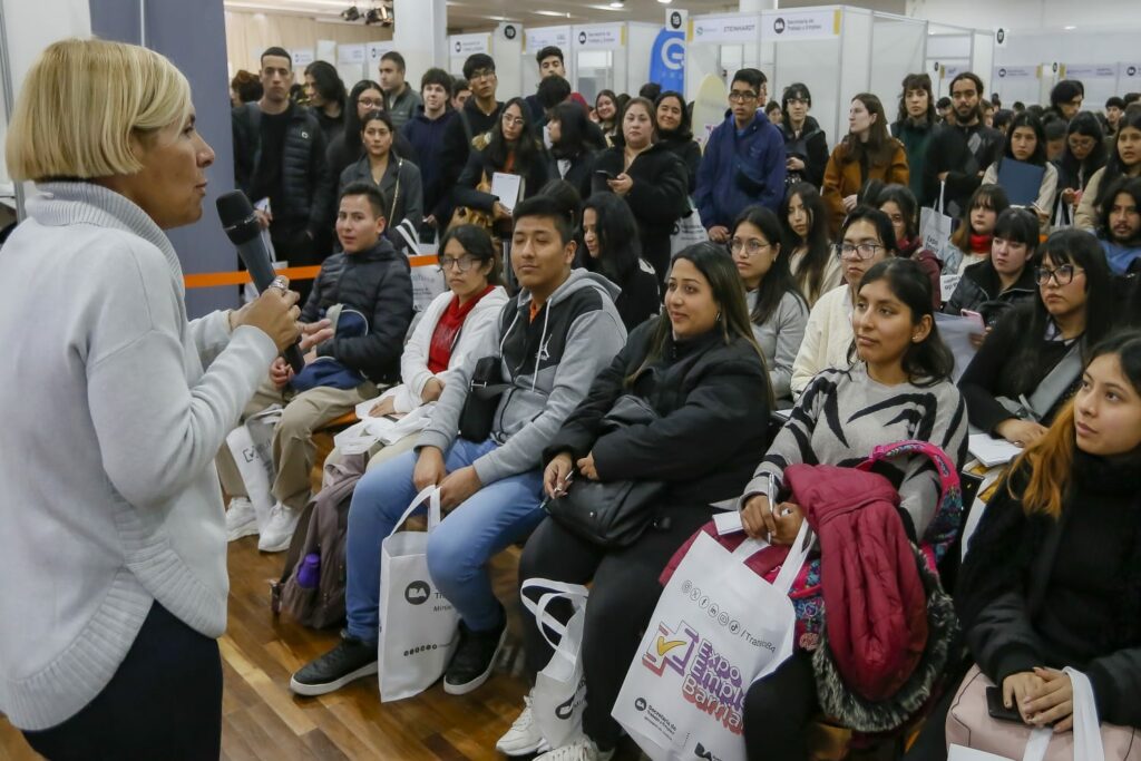 Más de 1200 estudiantes universitarios participaron de Expo Empleo Barrial en la Facultad de Ciencias Económicas de la UBA