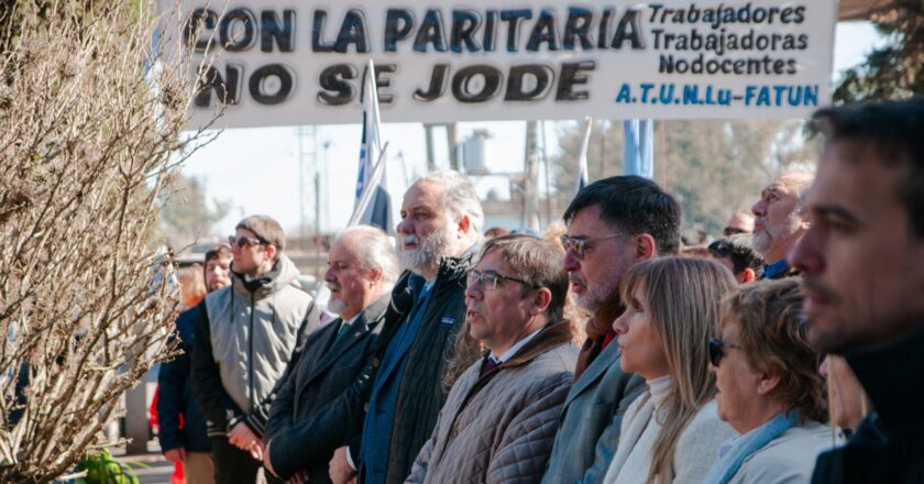 Los Nodocentes escracharon con su reclamo salarial al «Galleguito» Álvarez: «Con la paritaria no se jode»