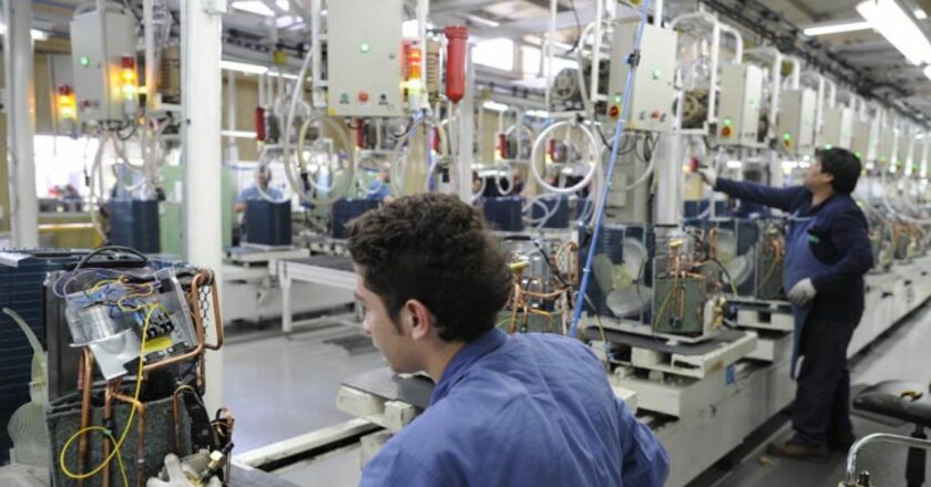 Crisis en la Industria: 8 de cada 10 empresas disminuyen su producción en el sector electrónico