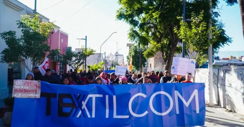 Tras 52 días del cierre, los 132 despidos y la ocupación de la planta de Catamarca, trabajadoras de TEXTILCOM llegan al Congreso para exponer su situación