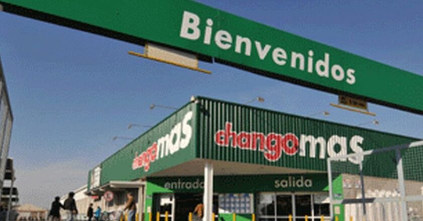 Supermercado despidió a cajera, quiso pagarle con vales y dijo que trabajaba para una empresa tercerizada: ordenan indemnización