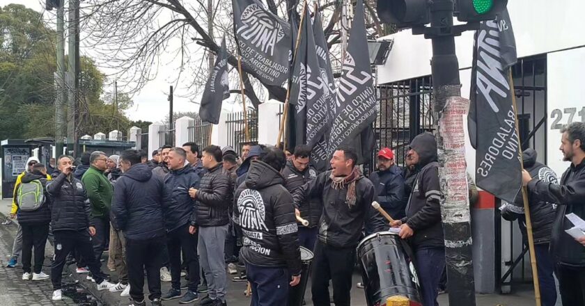 Nueva protesta de trabajadores del Neumático frente a Bridgestone para reclamar el ingreso de los 452 operarios suspendidos por el Procedimiento de Crisis