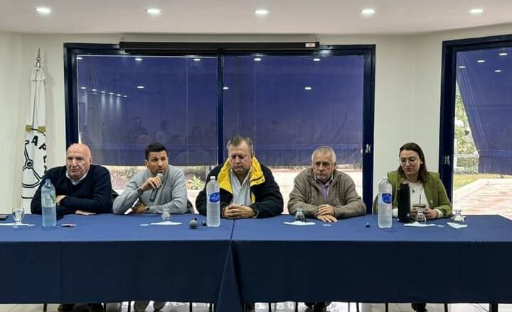 Los gremios aeronáuticos en Ezeiza mantuvieron asambleas para reclamar diálogo y respondieron a las amenazas del Gobierno: «Tenemos derecho a manifestarnos»