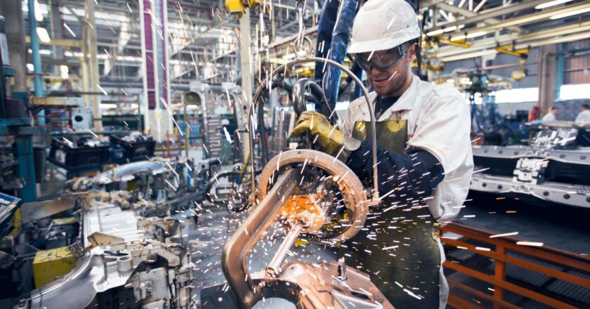 Trabajadores del Instituto Nacional de Tecnología Industrial del sector autopartista le recordaron a Sturzenegger: «Que su cabeza no se estrelle contra una pared depende del INTI»