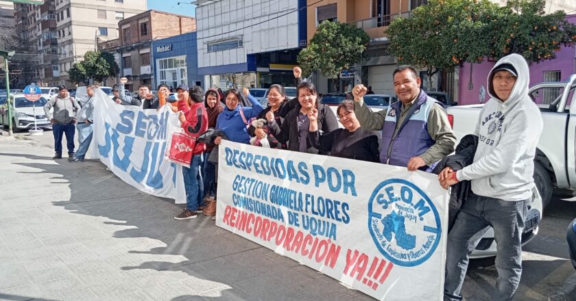 Jujuy: Trabajadores municipales despedidos reclamaron frente a la casa de gobierno y se encadenaron en las rejas