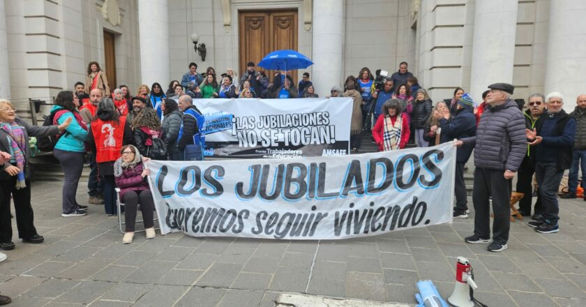 Jubilados reclamaron apoyo a las centrales obreras en la marcha para frenar el veto de Milei al aumento de $17.000 a las jubilaciones