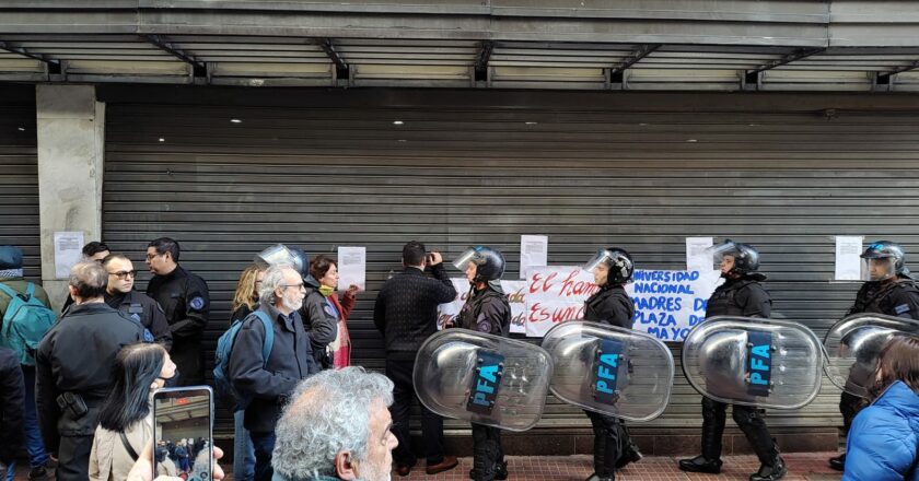 Con un fuerte operativo policial, impiden el ingreso de los trabajadores a la Universidad Madres de Plaza de Mayo