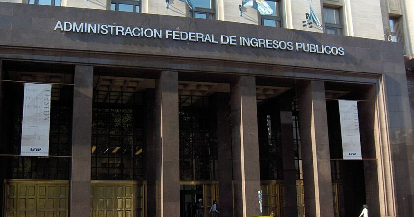 Empleado de la AFIP se tiró de un noveno piso y se salvó de milagro: En su carta de despedida mencionaba problemas laborales