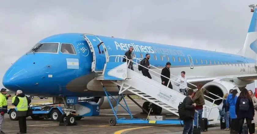 El Gobierno dejó trascender su deseo de privatizar Aerolíneas Argentinas y despidió a 3 pilotos pero el gremio lo consideró ilegal y lo acusó de fomentar al «caos»