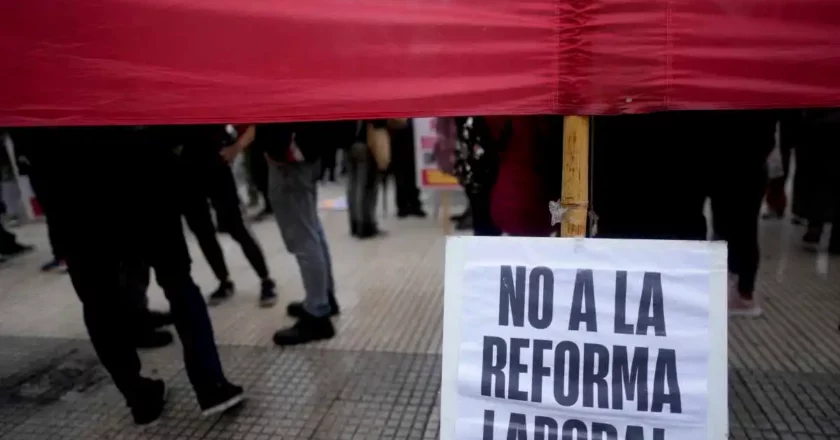 Casi tres meses después de la aprobación de la Ley Bases, el Gobierno reglamentó la Reforma Laboral pero no tocó el articulado que sanciona con el despido las protestas