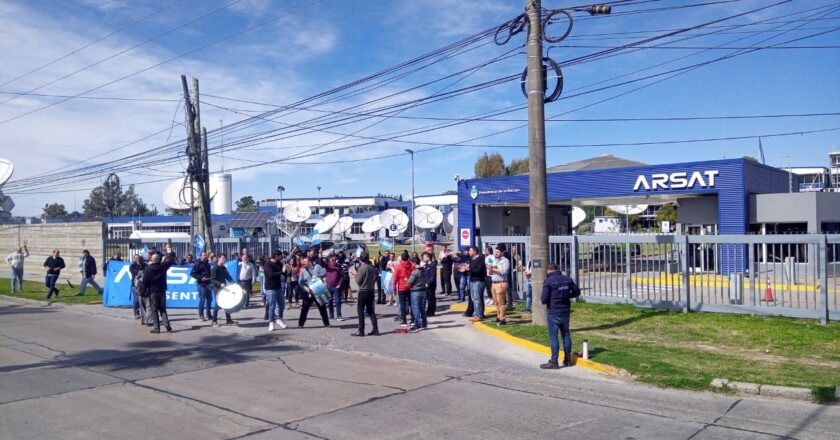 Trabajadores de ARSAT realizaron un ruidazo tras 9 meses de conflicto salarial